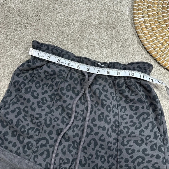 Abercrombie & Fitch Cheetah Animal Print Paperbag Cloud Sweat Shorts Size XS - Picture 8 of 11